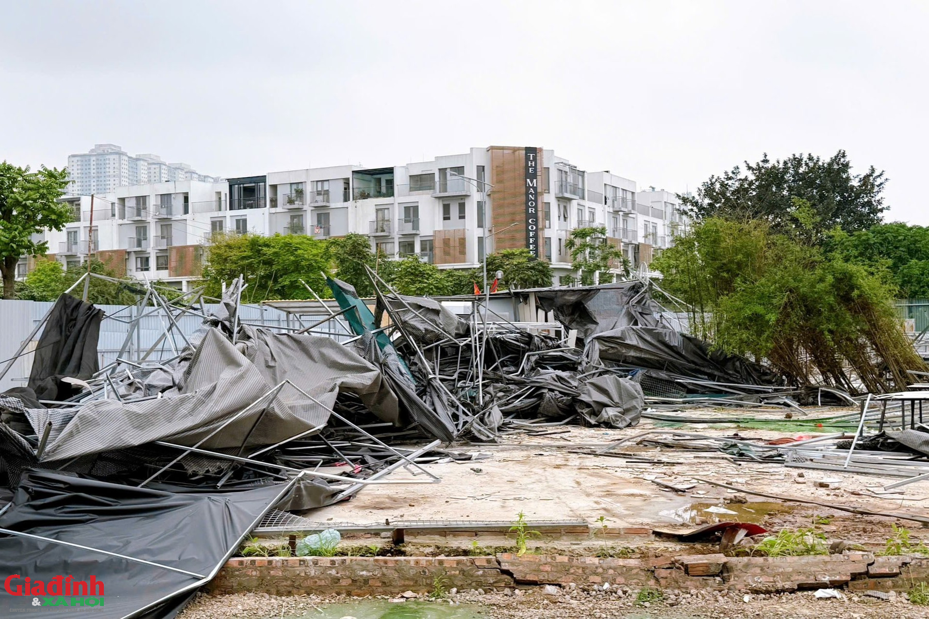 H&agrave; Nội cưỡng chế th&aacute;o dỡ s&acirc;n thể thao tr&aacute;i ph&eacute;p tr&ecirc;n đất n&ocirc;ng nghiệp - Ảnh 3.