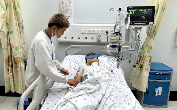 Nam sinh 15 tuổi bất ngờ liệt toàn thân khi chơi thể thao, nguyên nhân từ bệnh lý hiếm gặp