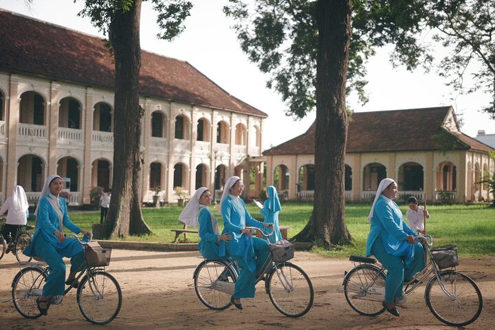 Kh&ocirc;ng ồn &agrave;o kịch t&iacute;nh, v&igrave; sao 'Hẹn em ng&agrave;y nhật thực' vẫn c&aacute;n mốc trăm tỷ đồng? - Ảnh 1.