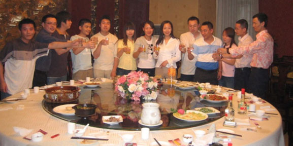 Đi họp lớp với chiếc áo cũ, tôi nhận về lời mỉa mai và bài học đắt giá - Ảnh 1. Đi họp lớp với chiếc áo cũ, tôi nhận về lời mỉa mai và bài học đắt giá - Ảnh 1.