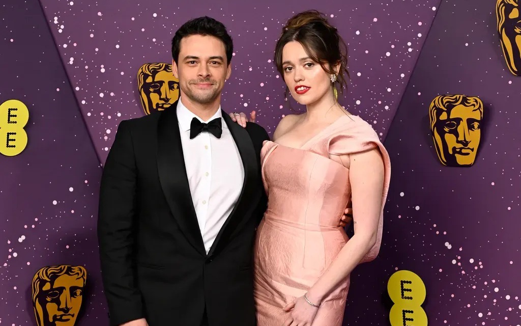 Diễn viên phim Sex Education nhan sắc thăng hạng ở tuổi 32