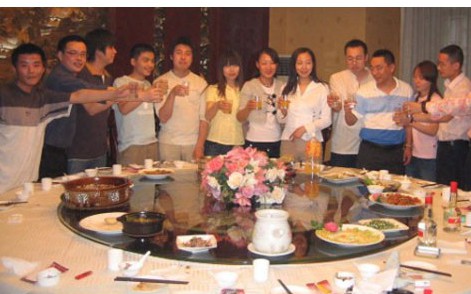 Đi họp lớp với chiếc &aacute;o cũ, t&ocirc;i nhận về lời mỉa mai v&agrave; b&agrave;i học đắt gi&aacute;