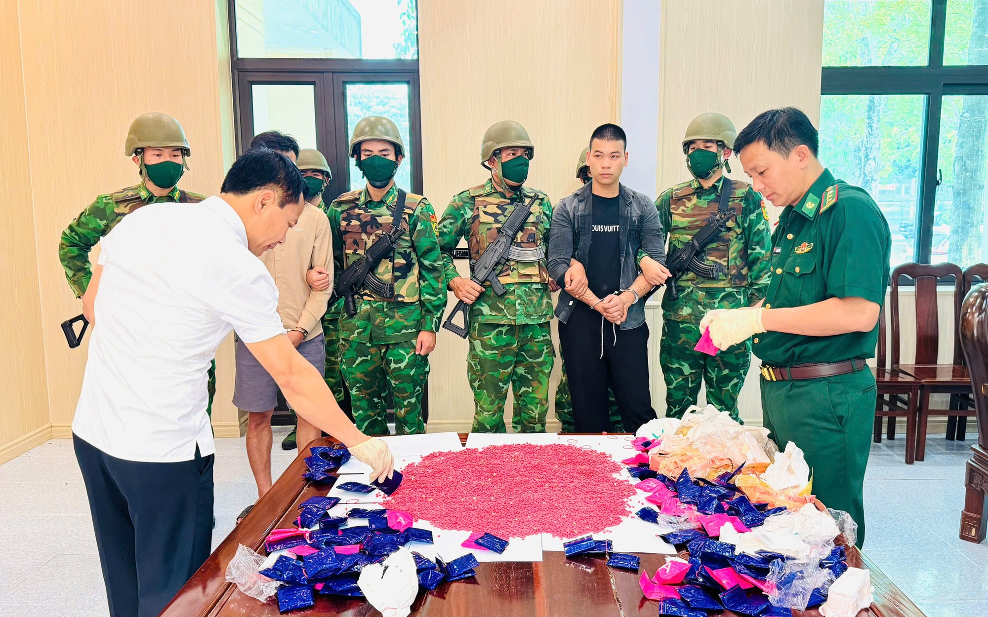 Vận chuyển 24.000 viên ma túy lấy 30 triệu đồng tiền công bị bắt