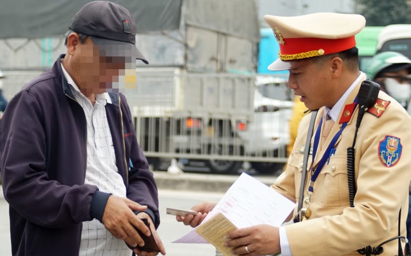 Tin s&aacute;ng 17/4: Những lỗi vi phạm giao th&ocirc;ng phổ biến sắp tới c&oacute; thể bị phạt tại chỗ tới 7,5 triệu đồng; Cẩn trọng khi c&oacute; người "nhờ mượn" hộ chiếu đi mua ngoại tệ