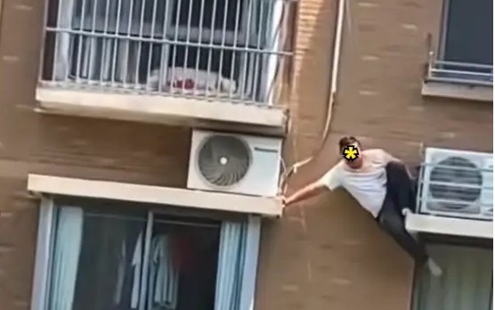 Đu b&aacute;m ngo&agrave;i ban c&ocirc;ng k&ecirc;u cứu, người đ&agrave;n &ocirc;ng lộ chuyện ngoại t&igrave;nh đ&aacute;ng xấu hổ