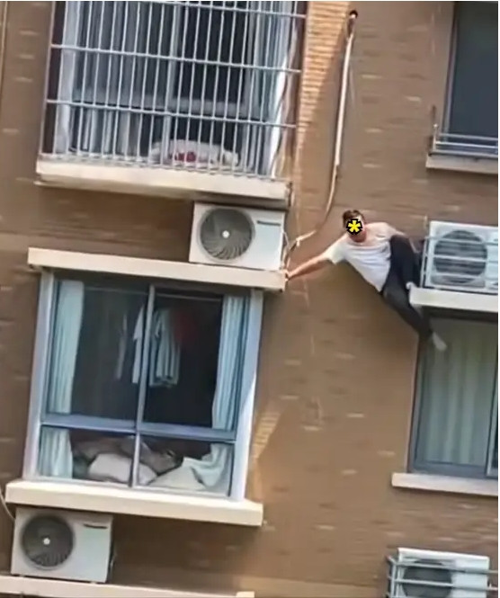 Đu bám ngoài ban công kêu cứu, người đàn ông lộ chuyện ngoại tình đáng xấu hổ - Ảnh 1. Đu bám ngoài ban công kêu cứu, người đàn ông lộ chuyện ngoại tình đáng xấu hổ - Ảnh 1.