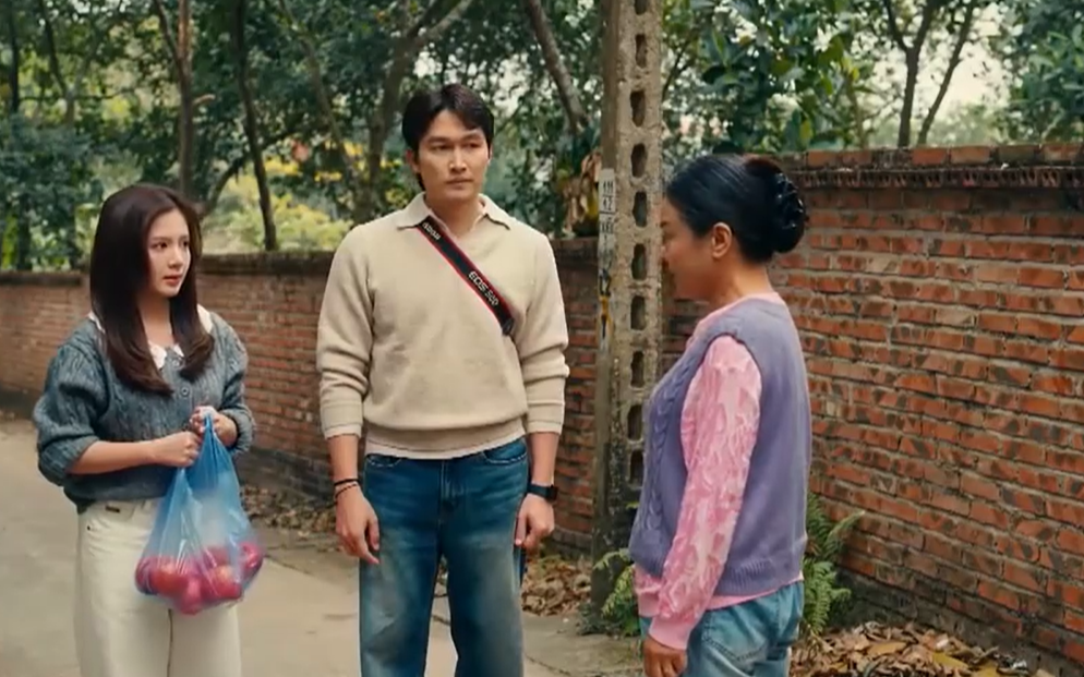 Rộ tin đồn Đ&igrave;nh T&uacute; "mập mờ" t&igrave;nh cảm với Ngọc Huyền trong "Ngược đường ngược nắng"