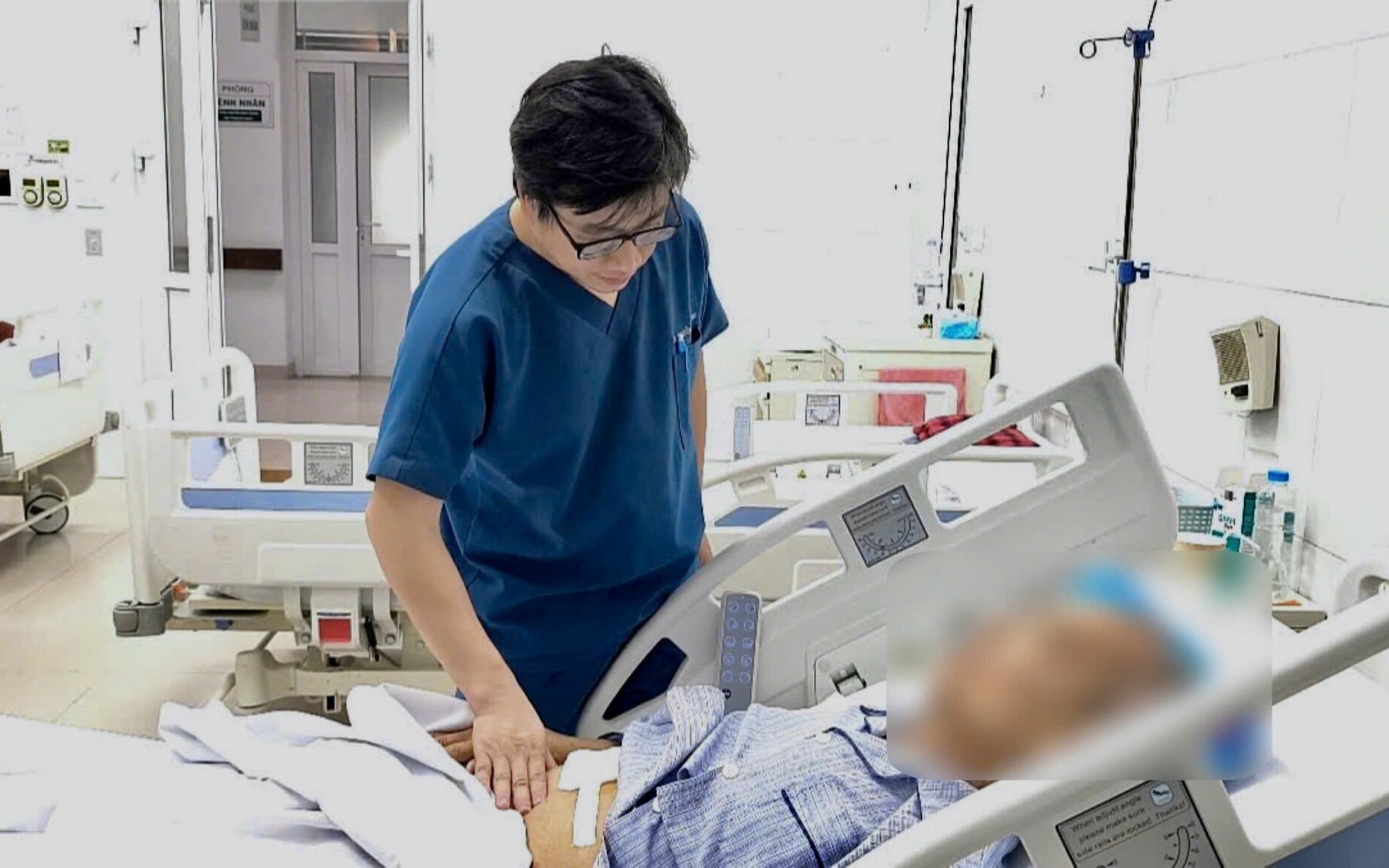 Nam sinh 19 tuổi bị 'b&agrave;n ch&acirc;n rủ', d&aacute;ng đi biến dạng v&igrave; 1 th&oacute;i quen nhiều người Việt đang mắc phải - Ảnh 2.