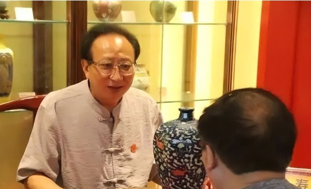 Nhặt vi&ecirc;n đ&aacute; c&oacute; hoa văn lạ tr&ecirc;n b&atilde;i biển, người đ&agrave;n &ocirc;ng sững sờ khi chuy&ecirc;n gia định gi&aacute; hơn 500 tỷ đồng - Ảnh 2.