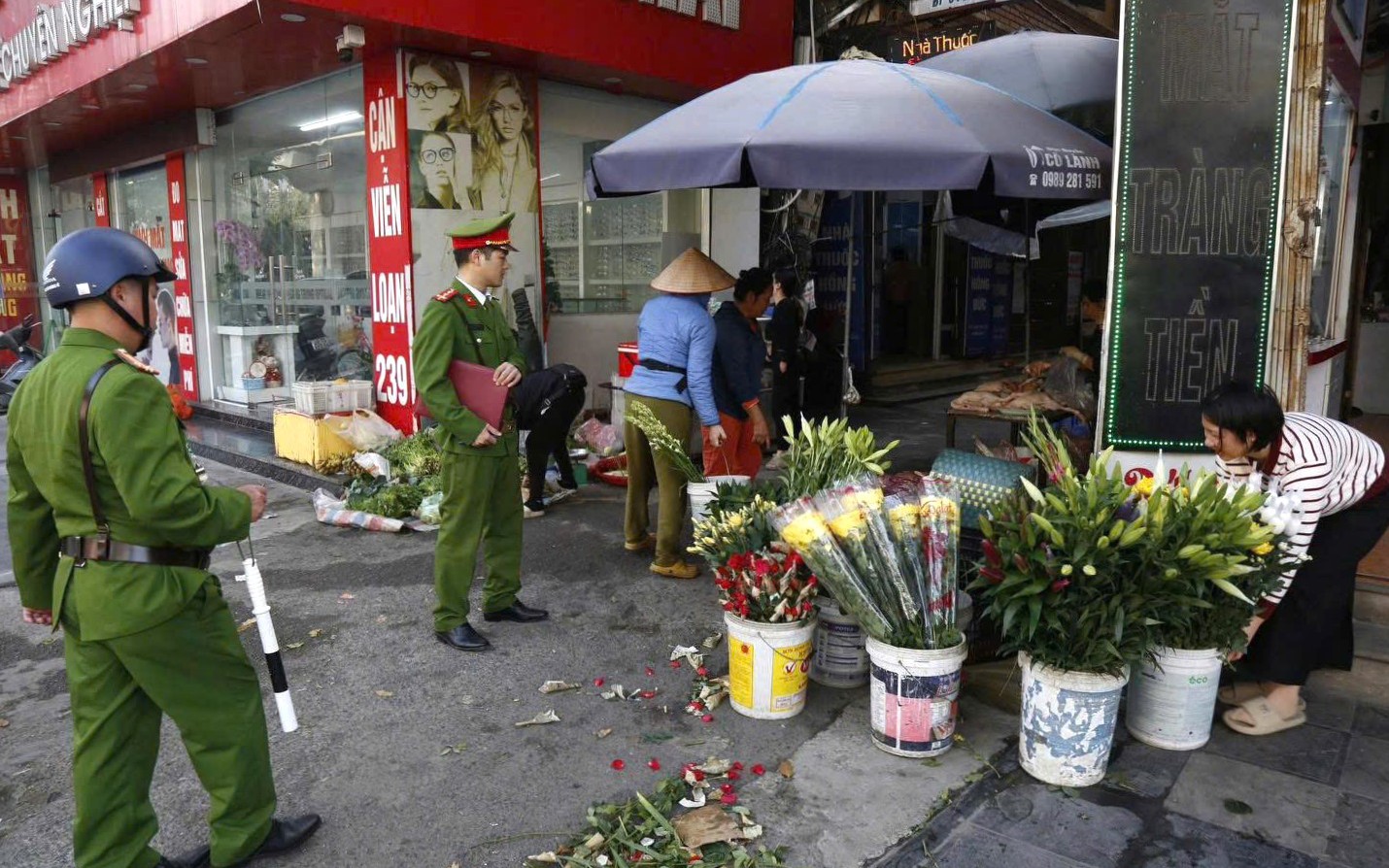 Vỉa h&egrave; c&aacute;c tuyến đường trung t&acirc;m Huế ra sao sau khi siết chặt đậu đỗ xe? - Ảnh 6.