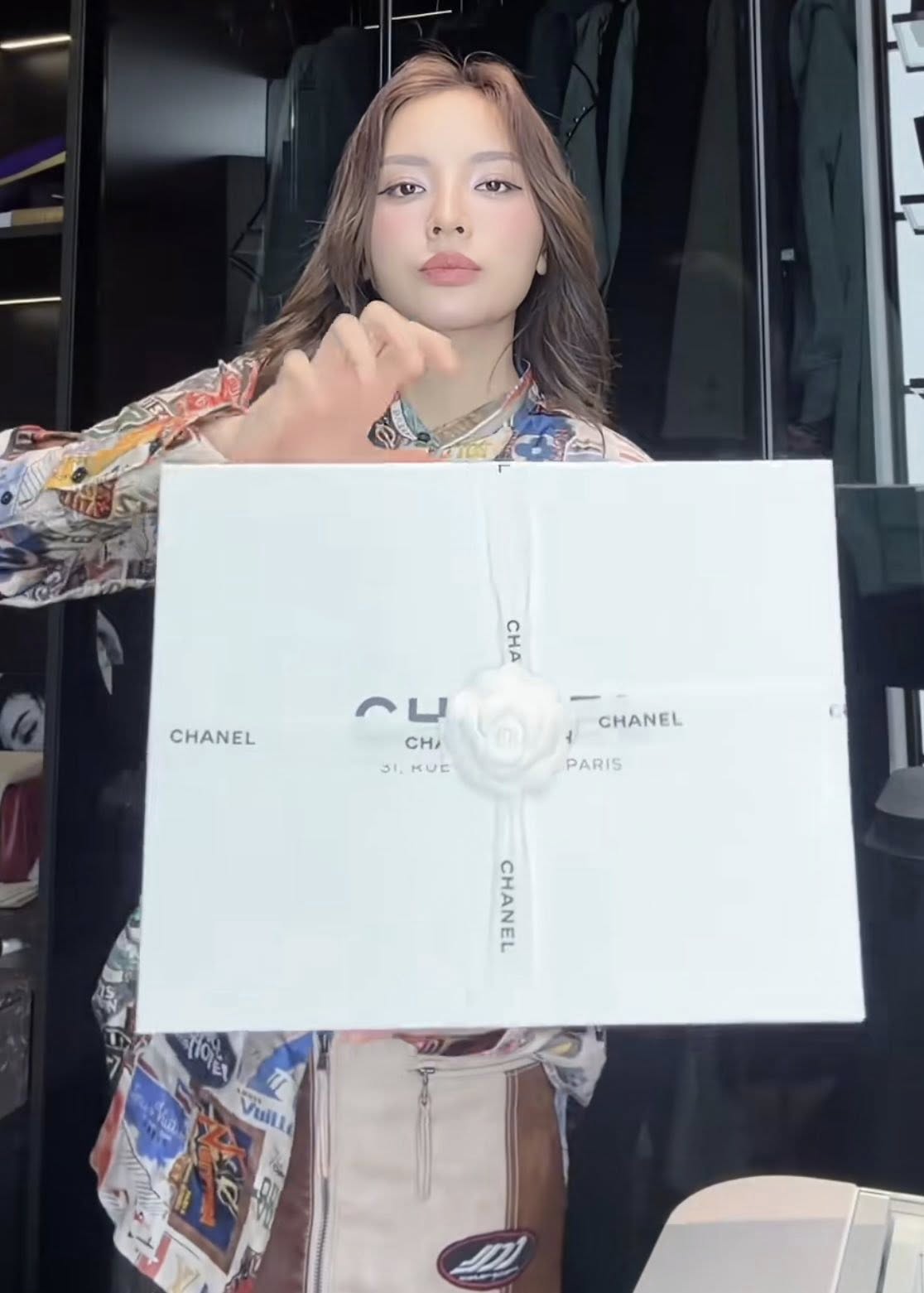 Hai m&oacute;n đồ hiệu đắt gi&aacute; từ Kỳ Duy&ecirc;n d&agrave;nh tặng Đo&agrave;n Thi&ecirc;n &Acirc;n ng&agrave;y đặc biệt - Ảnh 2.