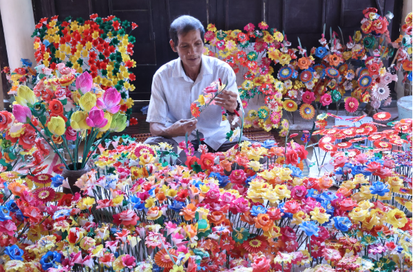 Nỗ lực tồn tại của l&agrave;ng hoa giấy Thanh Ti&ecirc;n trong nhịp sống mới - Ảnh 1.