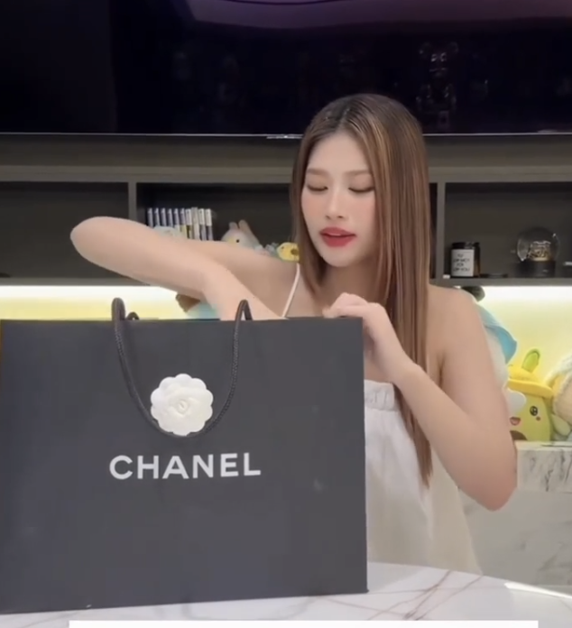 Hai m&oacute;n đồ hiệu đắt gi&aacute; từ Kỳ Duy&ecirc;n d&agrave;nh tặng Đo&agrave;n Thi&ecirc;n &Acirc;n ng&agrave;y đặc biệt - Ảnh 3.