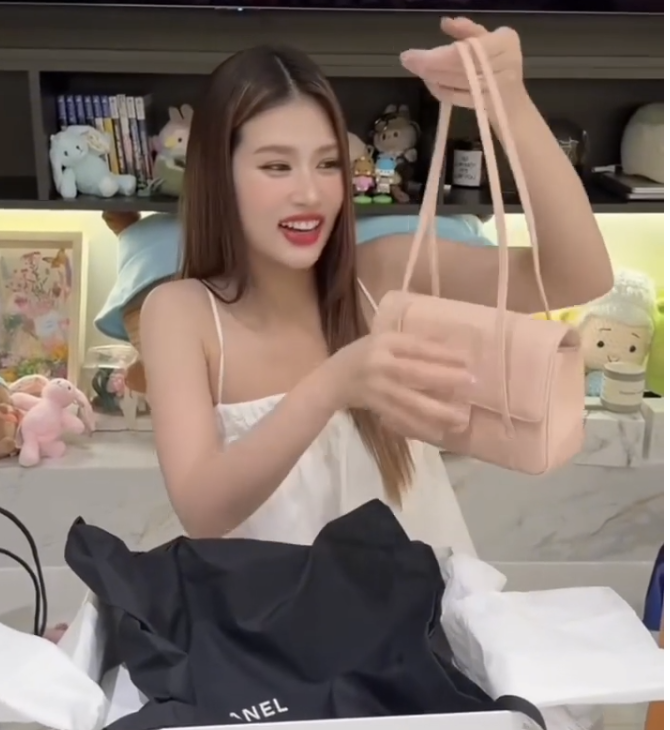 Hai m&oacute;n đồ hiệu đắt gi&aacute; từ Kỳ Duy&ecirc;n d&agrave;nh tặng Đo&agrave;n Thi&ecirc;n &Acirc;n ng&agrave;y đặc biệt - Ảnh 4.