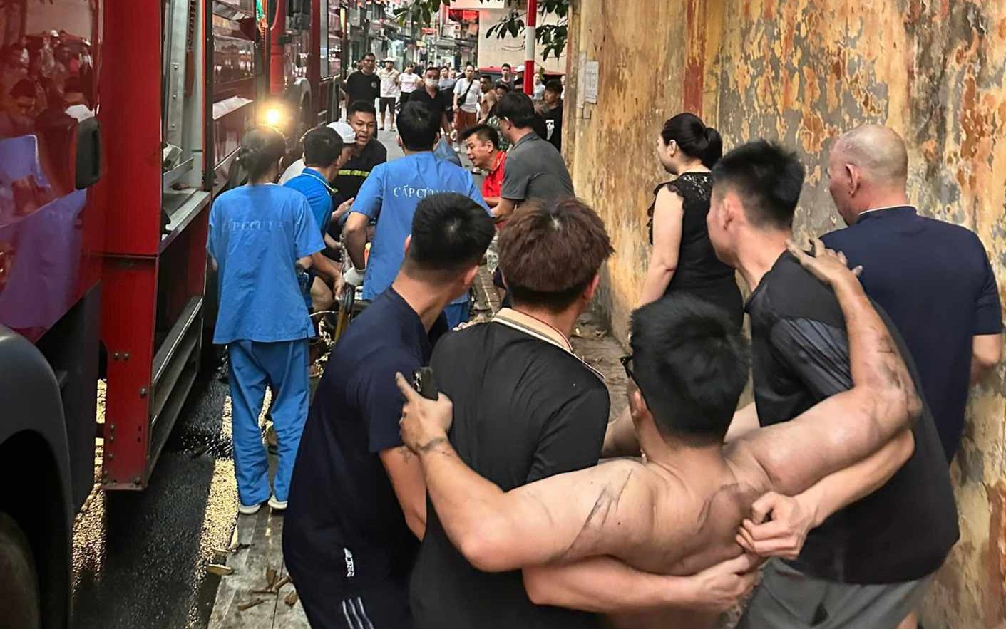 Hà Nội: Cháy nhà trong ngõ nhỏ lúc rạng sáng, một người mắc kẹt được giải cứu kịp thời