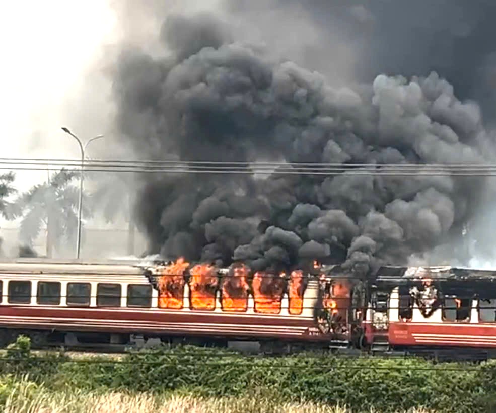 Th&ocirc;ng tin vụ t&agrave;u hỏa bốc ch&aacute;y 2 toa chở kh&aacute;ch- Ảnh 1.