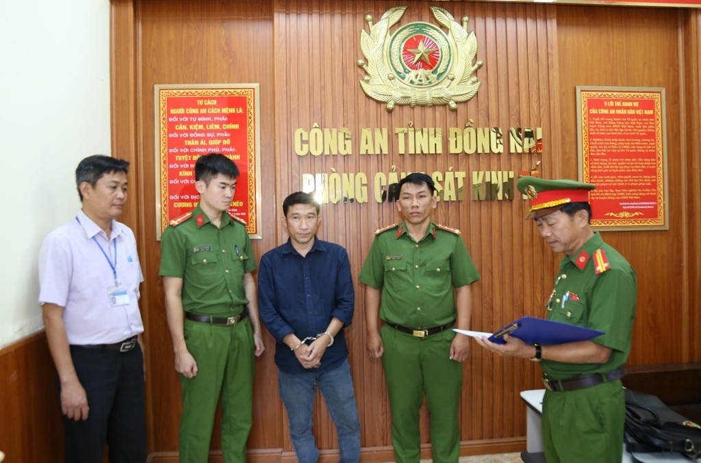 Bắt giữ 2 đối tượng g&acirc;y &ocirc; nhiễm m&ocirc;i trường với 500 tấn da b&ograve; h&ocirc;i thối - Ảnh 2.