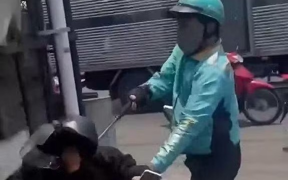 Công an TP.HCM điều tra vụ người mặc áo xe ôm công nghệ dùng hung khí đánh người