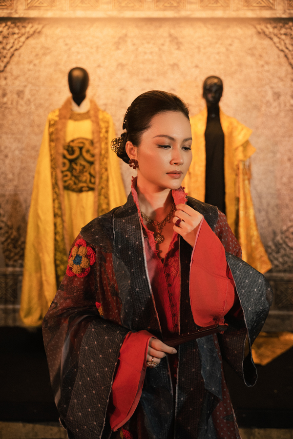 Mỹ nh&acirc;n qu&ecirc; Bắc Ninh tuổi trung ni&ecirc;n v&agrave;o vai Ho&agrave;ng hậu trong phim cổ trang về vua Đinh c&oacute; nhan sắc ra sao? - Ảnh 2.