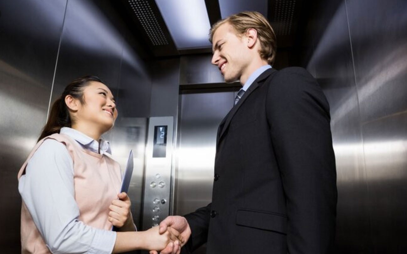 Gặp sếp trong thang m&aacute;y: Người EQ thấp chỉ biết ch&agrave;o, người EQ cao n&oacute;i 3 c&acirc;u khiến tương lai kh&aacute;c hẳn