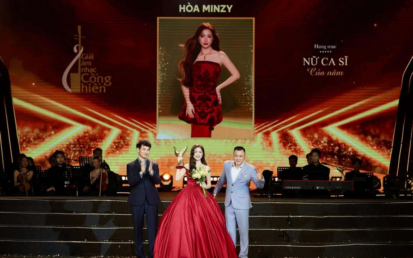 H&ograve;a Minzy v&agrave; m&agrave;n ứng xử "vừa l&ograve;ng người hỏi, đẹp l&ograve;ng người thương" tại giải Cống hiến
