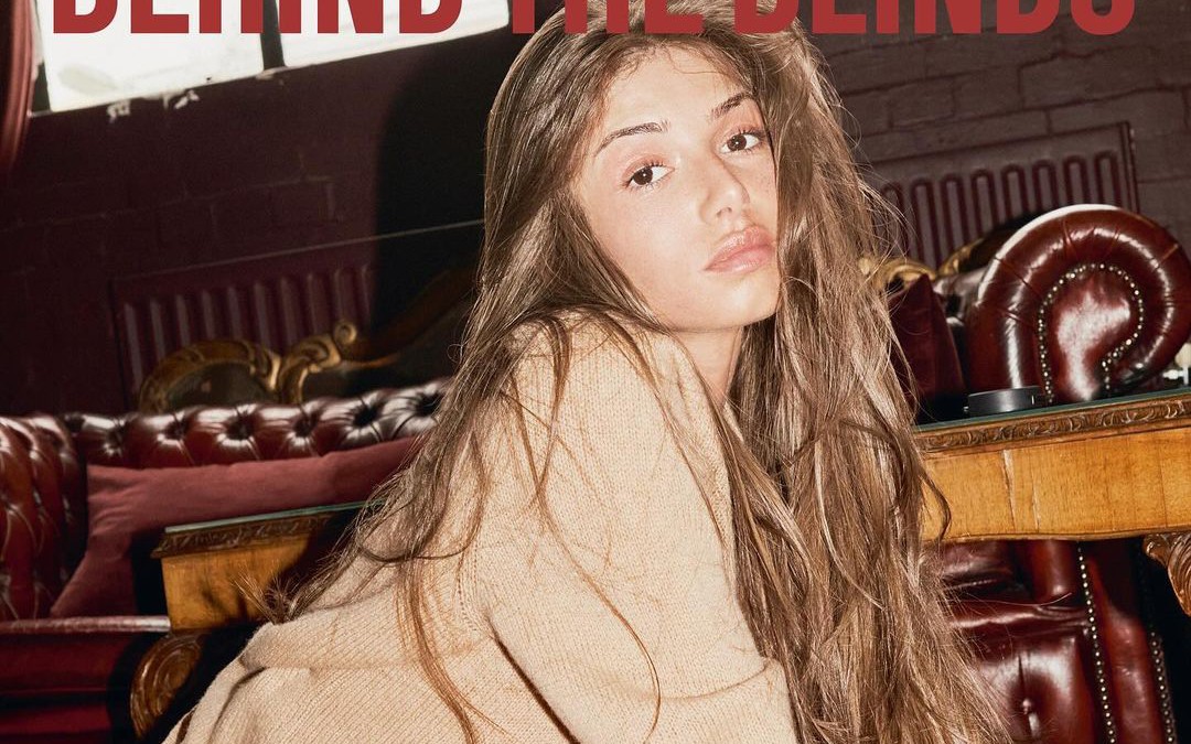 Diễn vi&ecirc;n phim Sex Education nhan sắc n&oacute;ng bỏng ở tuổi 28