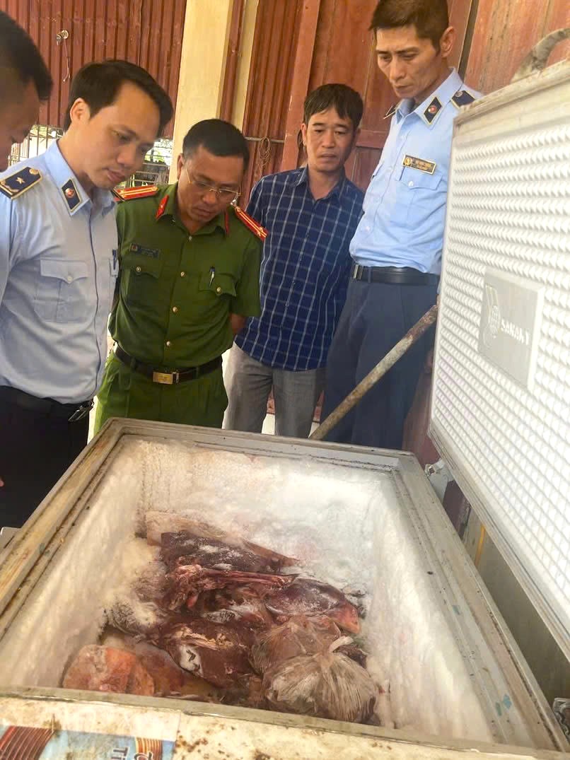 Kiểm tra cửa h&agrave;ng kinh doanh, bất ngờ ph&aacute;t hiện thịt tr&acirc;u &ocirc;i thiu để tủ lạnh - Ảnh 2.