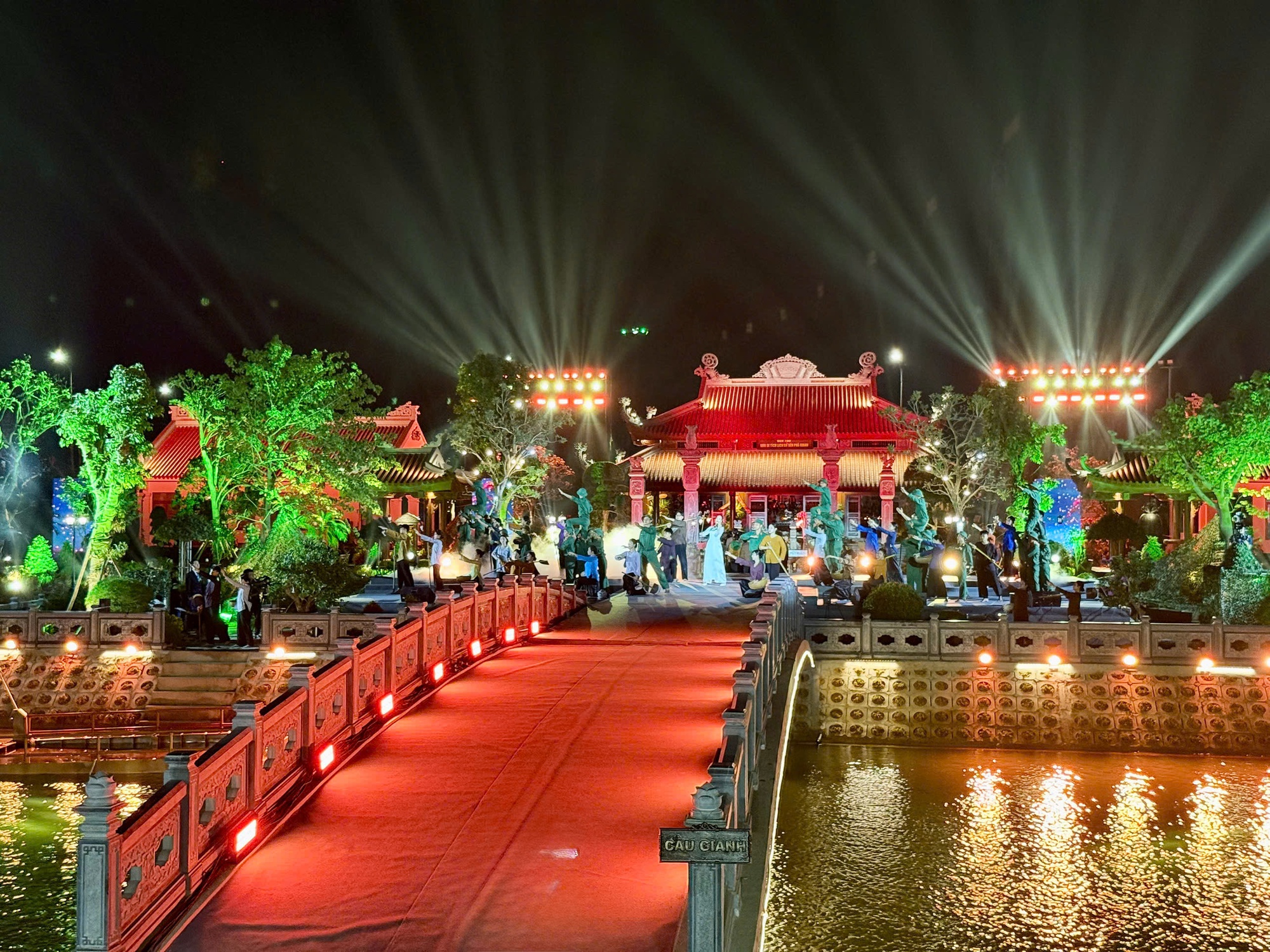 Bản h&ugrave;ng ca tr&ecirc;n s&ocirc;ng: T&aacute;i hiện k&yacute; ức kh&ocirc;ng qu&ecirc;n ở bến ph&agrave; Gianh - Ảnh 7.