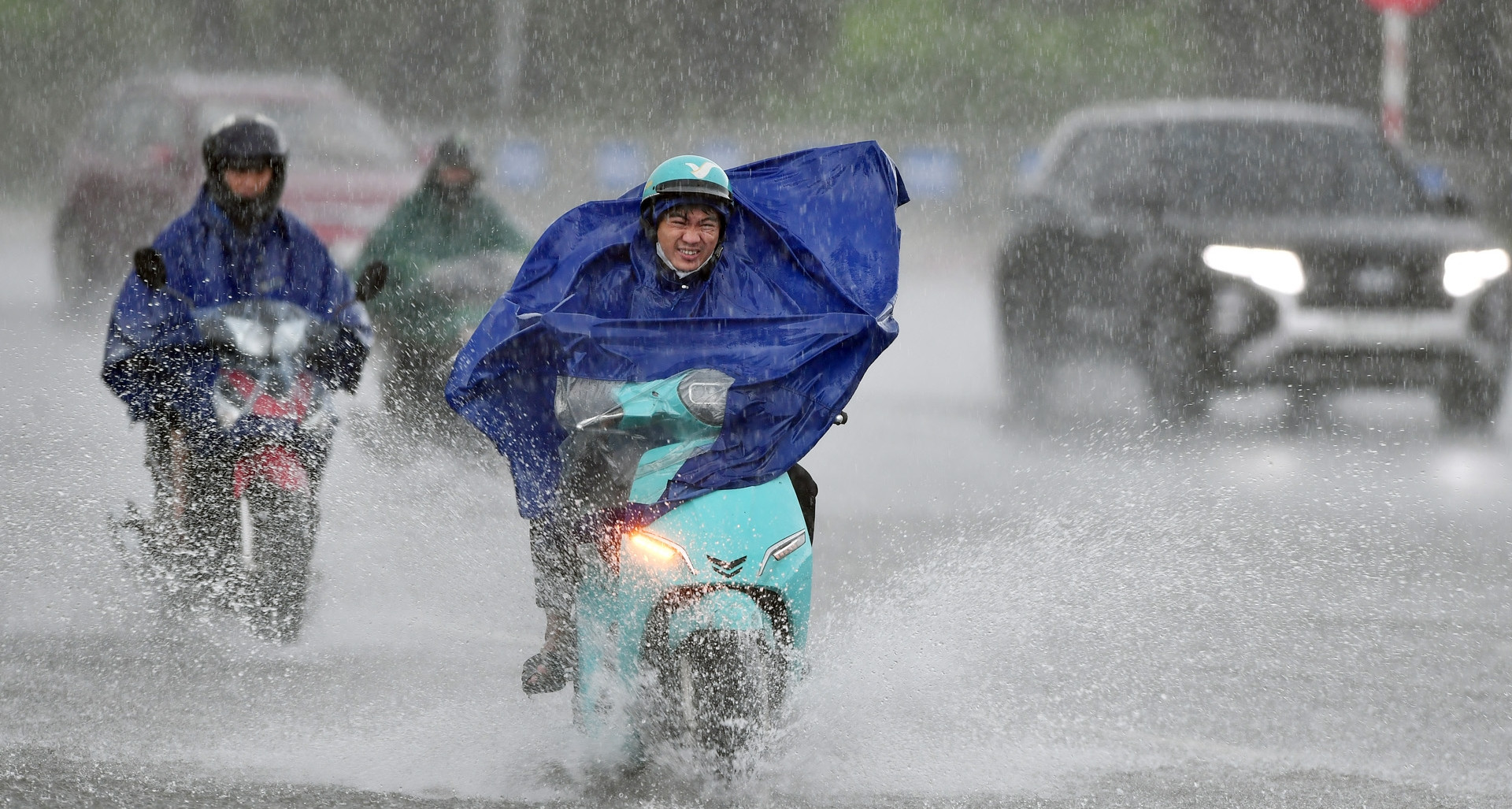 Cảnh b&aacute;o mưa d&ocirc;ng, lốc s&eacute;t nhiều khu vực chiều tối v&agrave; đ&ecirc;m nay- Ảnh 1.