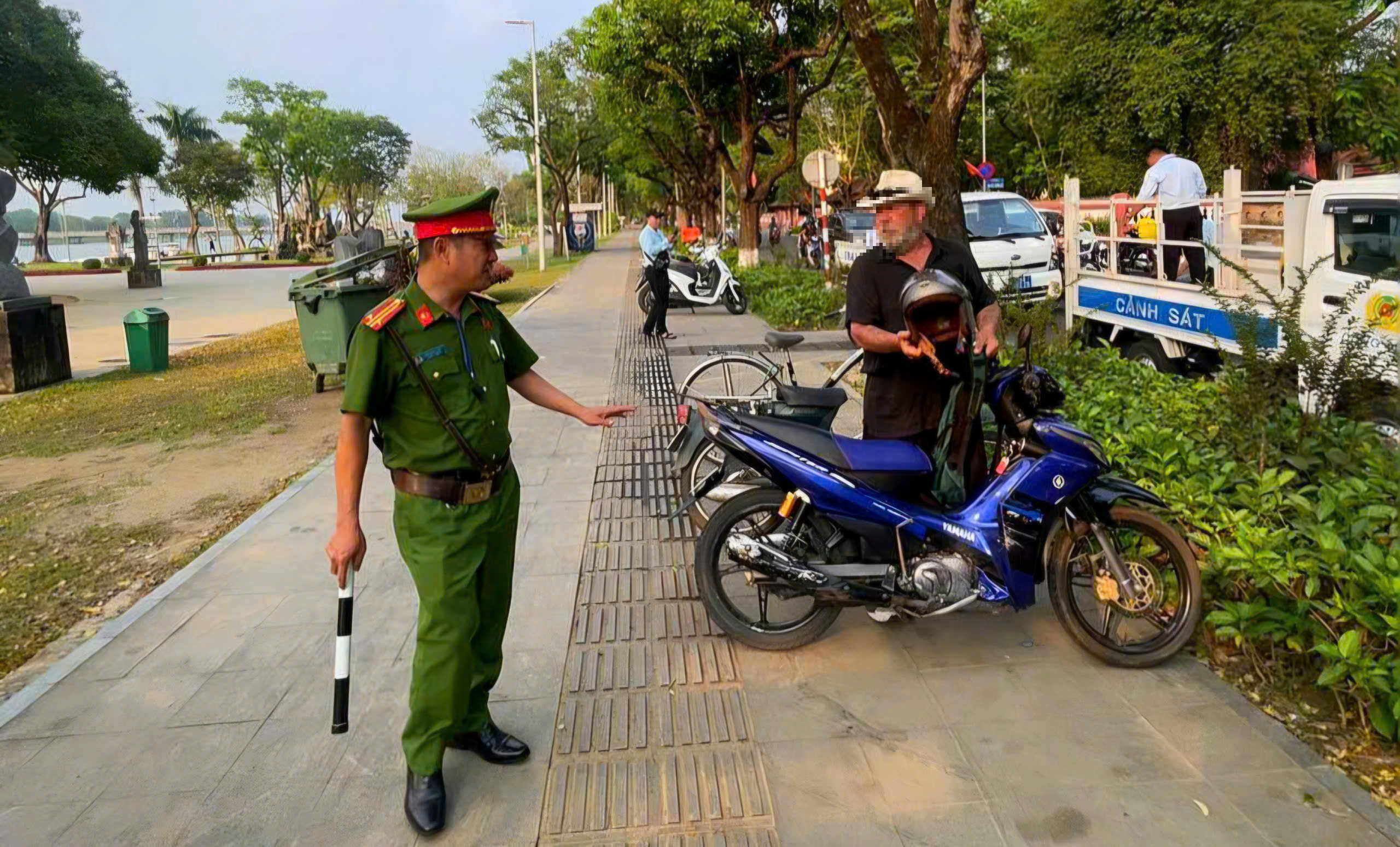 Vỉa h&egrave; c&aacute;c tuyến đường trung t&acirc;m Huế ra sao sau khi siết chặt đậu đỗ xe? - Ảnh 5.
