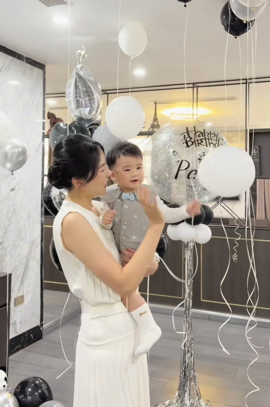 Cưng xỉu khoảnh khắc con trai MC Mai Ngọc tr&ograve;n 1 tuổi đầy y&ecirc;u thương - Ảnh 2.