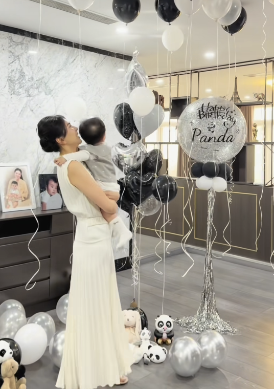 Cưng xỉu khoảnh khắc con trai MC Mai Ngọc tr&ograve;n 1 tuổi đầy y&ecirc;u thương - Ảnh 1.