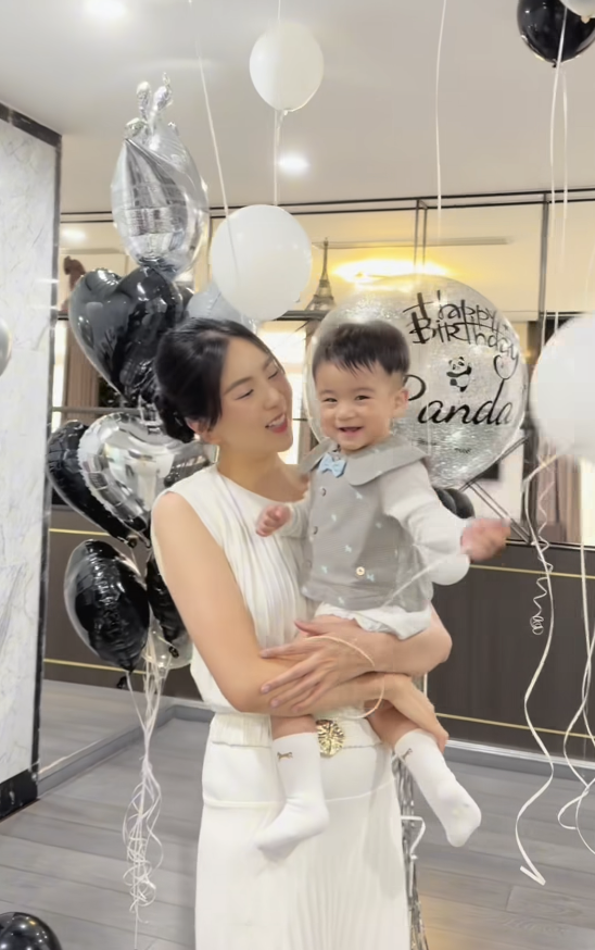 Cưng xỉu khoảnh khắc con trai MC Mai Ngọc tr&ograve;n 1 tuổi đầy y&ecirc;u thương - Ảnh 3.