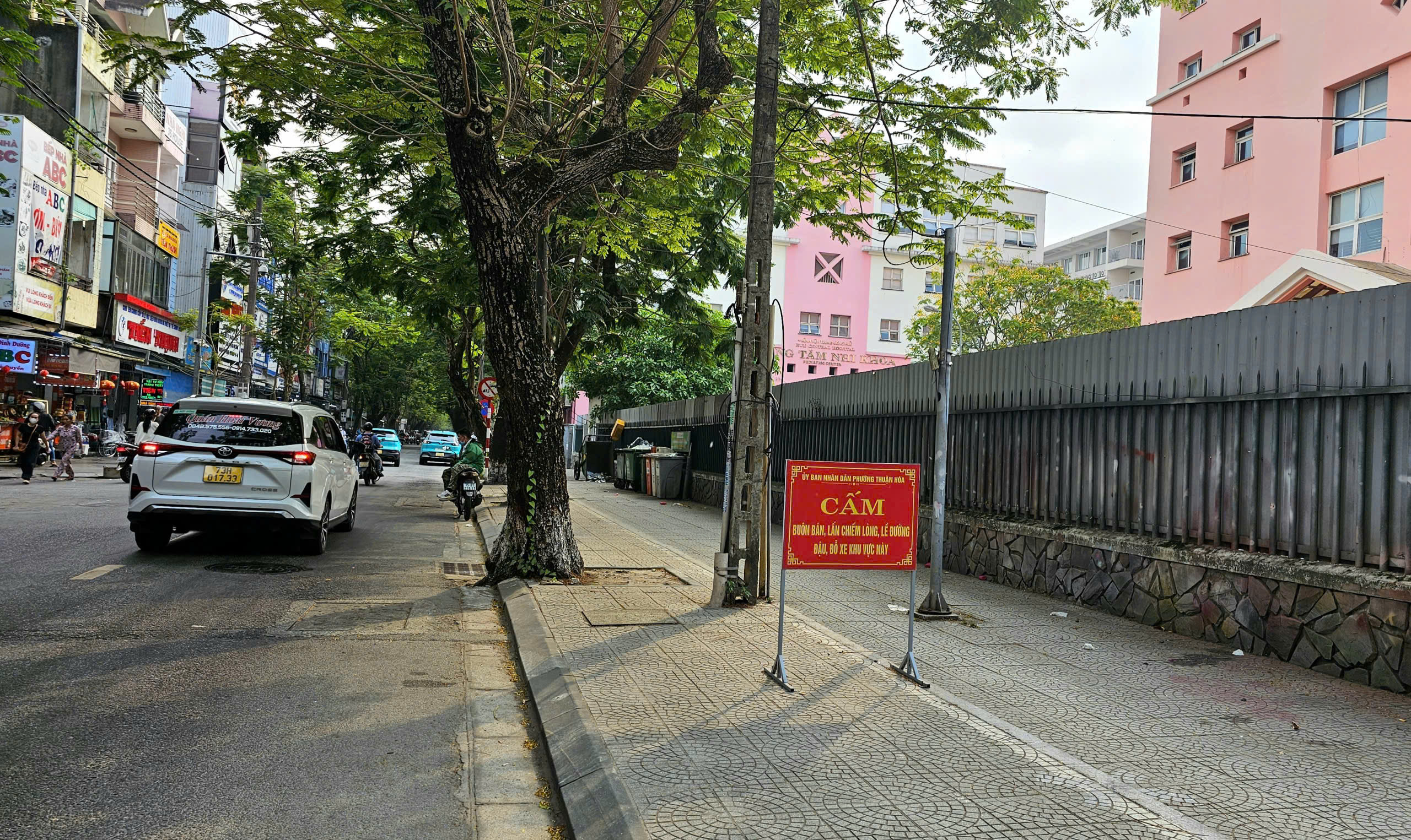 Vỉa h&egrave; c&aacute;c tuyến đường trung t&acirc;m Huế ra sao sau khi siết chặt đậu đỗ xe? - Ảnh 1.