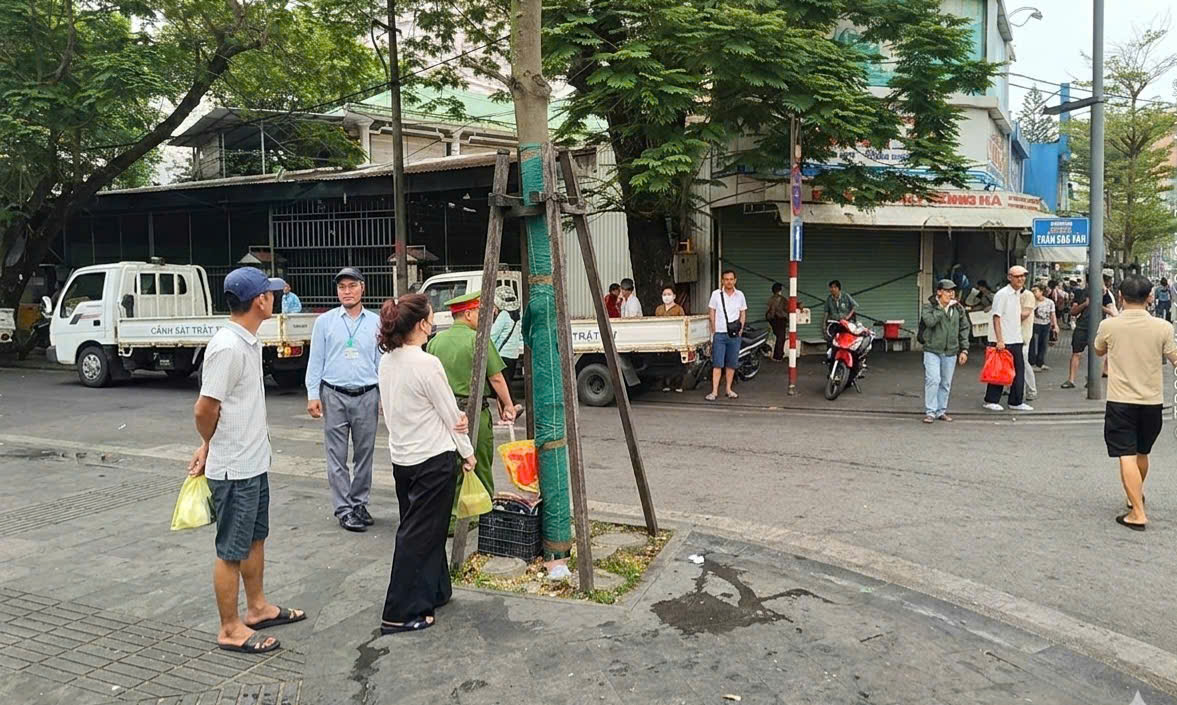 Vỉa h&egrave; c&aacute;c tuyến đường trung t&acirc;m Huế ra sao sau khi siết chặt đậu đỗ xe? - Ảnh 4.