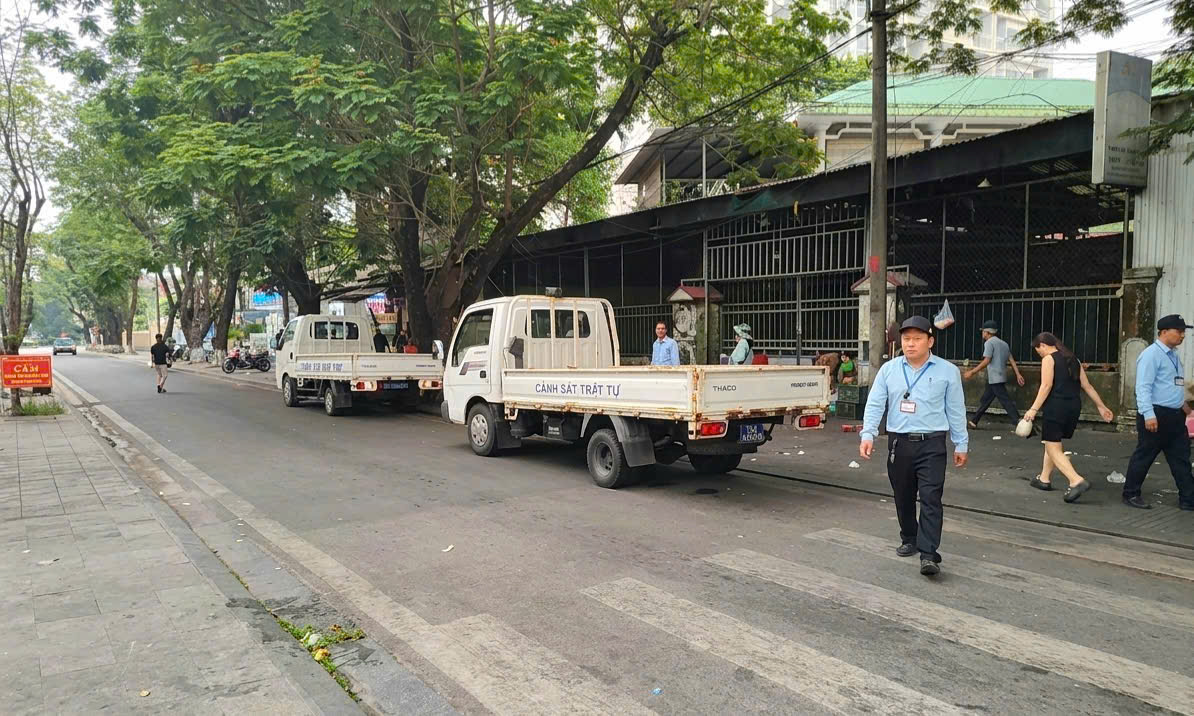 Vỉa h&egrave; c&aacute;c tuyến đường trung t&acirc;m Huế ra sao sau khi siết chặt đậu đỗ xe? - Ảnh 3.