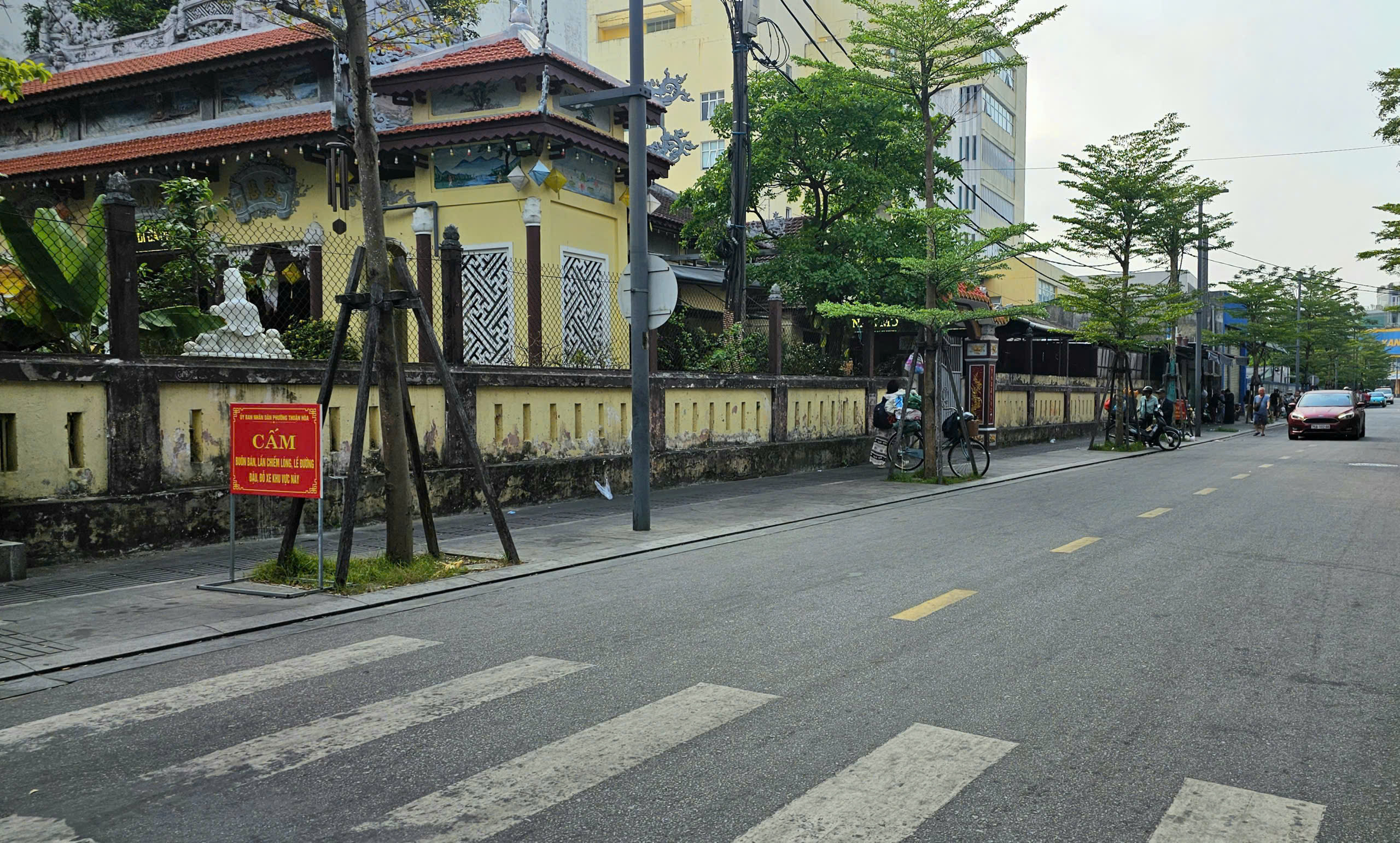 Vỉa h&egrave; c&aacute;c tuyến đường trung t&acirc;m Huế ra sao sau khi siết chặt đậu đỗ xe? - Ảnh 2.