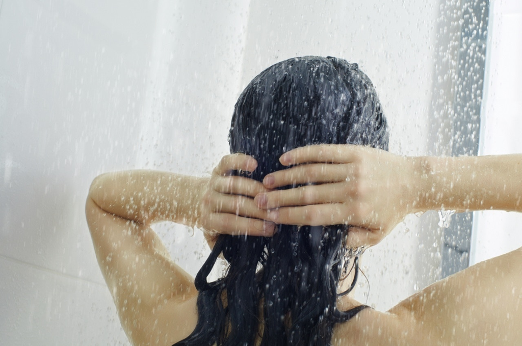 1 th&oacute;i quen rửa mặt khiến da gi&agrave; nhanh, nhiều chị em đang l&agrave;m mỗi ng&agrave;y - Ảnh 2.