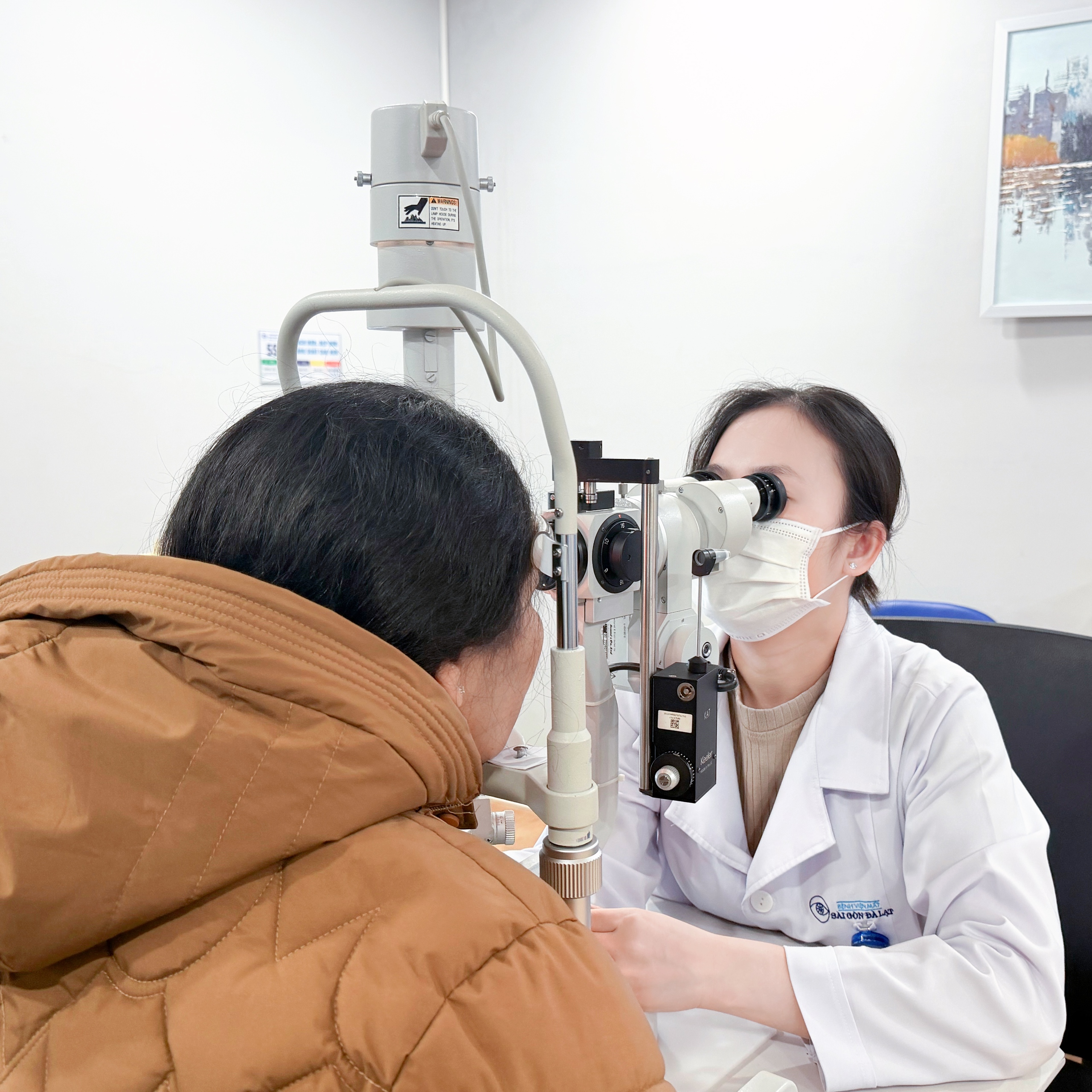 Phát hiện một con ong kẹt trong mắt bệnh nhân hơn 24 giờ - Ảnh 2.