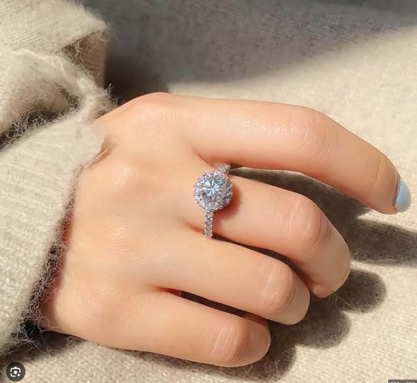 Giải m&atilde; &yacute; nghĩa c&aacute;c ng&oacute;n tay đeo nhẫn ở nữ giới - Ảnh 3.