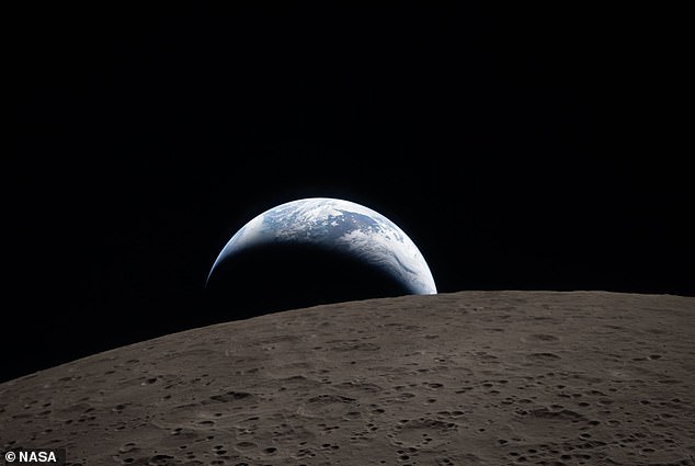 Phi h&agrave;nh gia NASA nức nở khi thấy một vật thi&ecirc;ng li&ecirc;ng trong ng&agrave;y trở về Tr&aacute;i Đất sau sứ mệnh Artemis II - Ảnh 2.