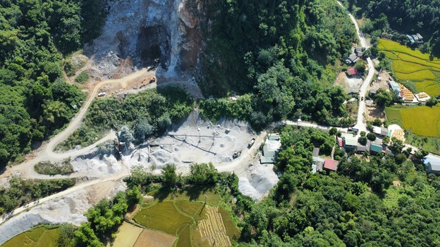 Sạt lở mỏ đ&aacute; N&agrave; C&agrave; Th&aacute;i Nguy&ecirc;n: H&agrave;ng trăm ngh&igrave;n m&sup3; đất đ&aacute; đổ xuống ch&acirc;n n&uacute;i - Ảnh 2.