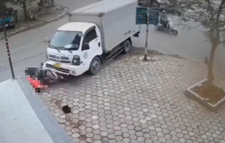 Va chạm &ocirc; t&ocirc; tải khi chuyển hướng, người đ&agrave;n &ocirc;ng điều khiển xe m&aacute;y kh&ocirc;ng qua khỏi - Ảnh 1.