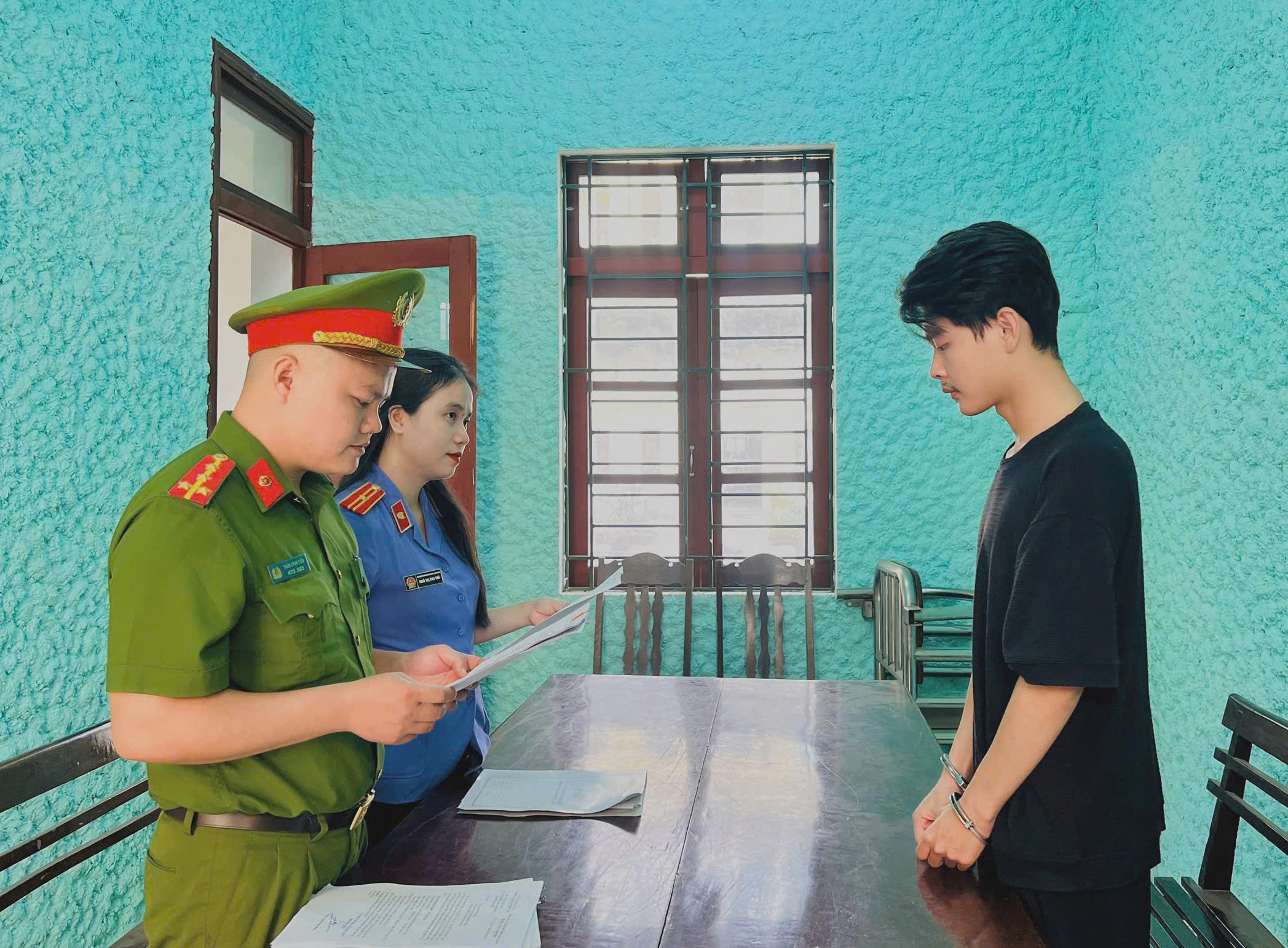 Thiếu tiền trả nợ, hai mẹ con mượn xe m&aacute;y đi cầm cố - Ảnh 1.