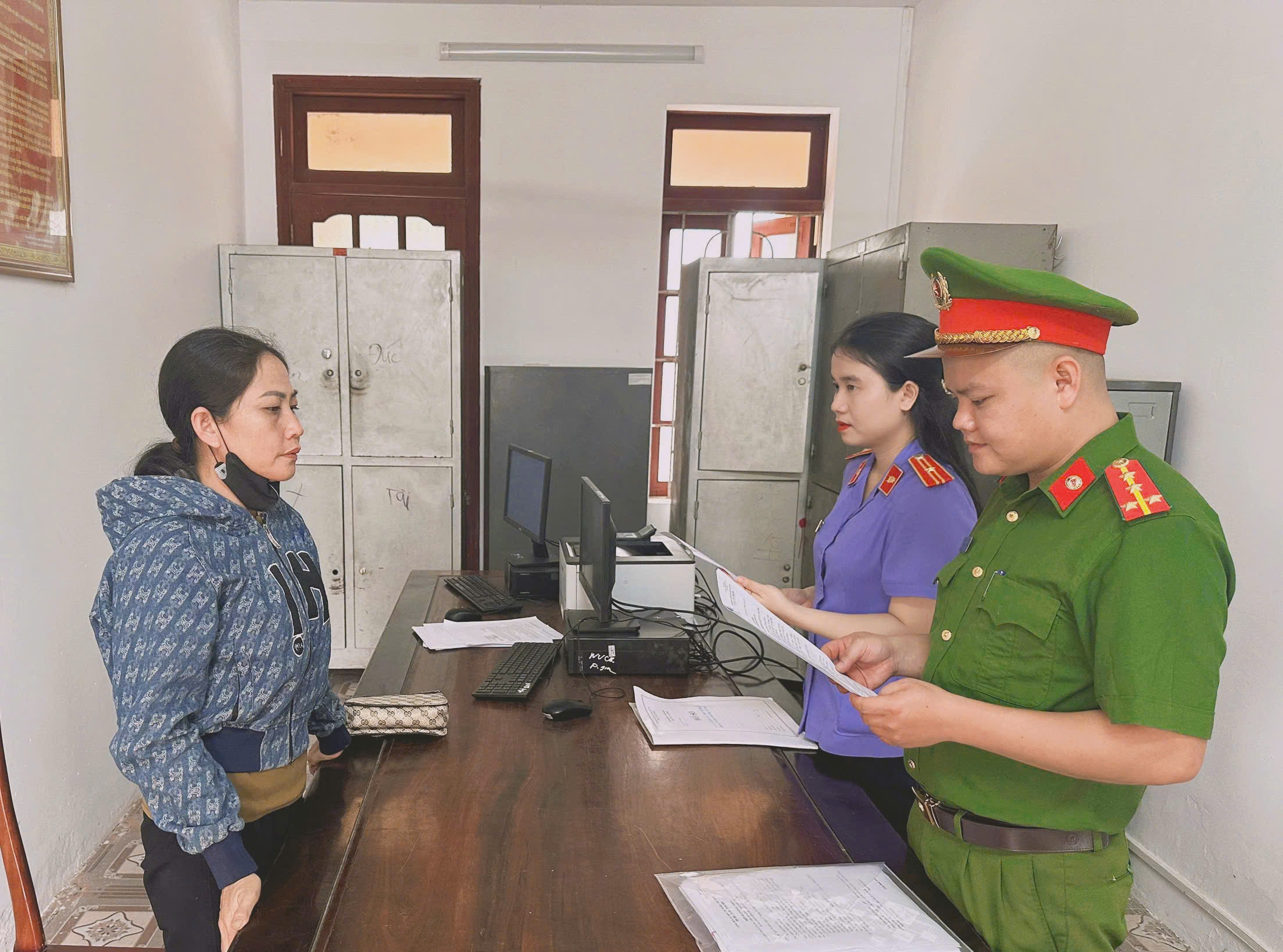 Thiếu tiền trả nợ, hai mẹ con mượn xe m&aacute;y đi cầm cố - Ảnh 2.