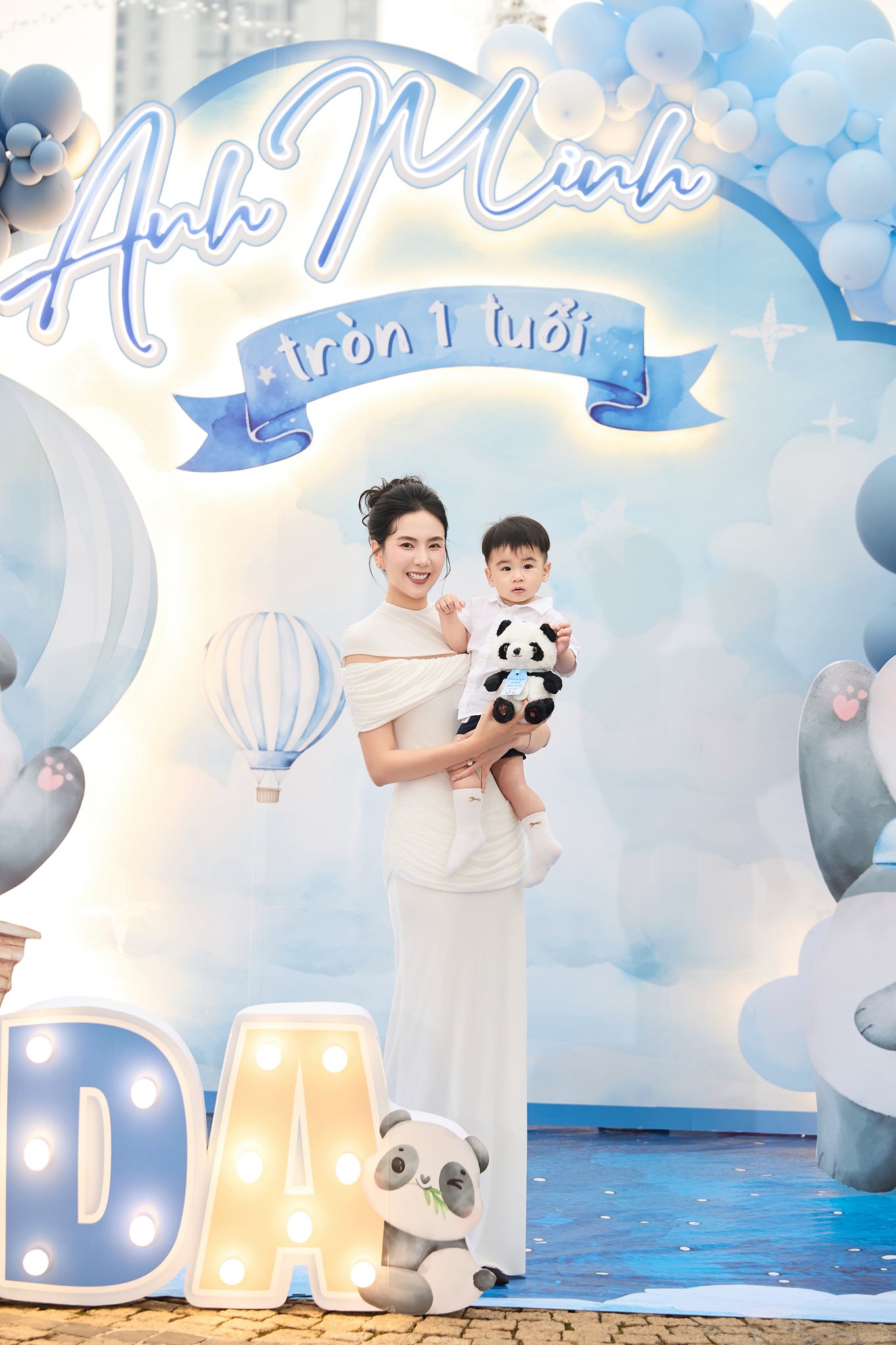 Con trai MC Mai Ngọc chọn 'cầm mic' trong tiệc sinh nhật 1 tuổi tại Bắc Ninh - Ảnh 3.