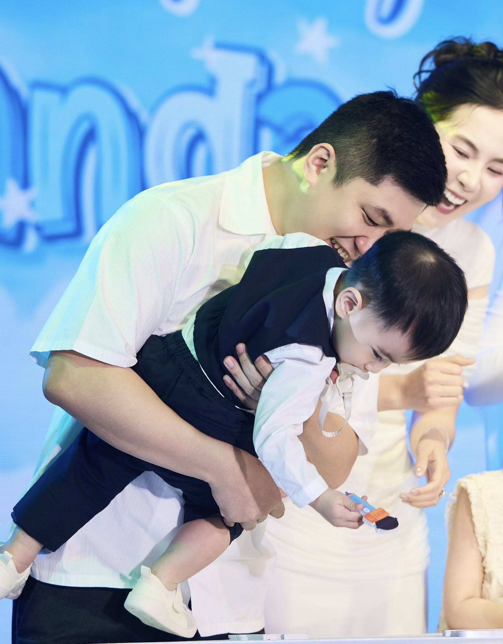 Con trai MC Mai Ngọc chọn 'cầm mic' trong tiệc sinh nhật 1 tuổi tại Bắc Ninh - Ảnh 4.