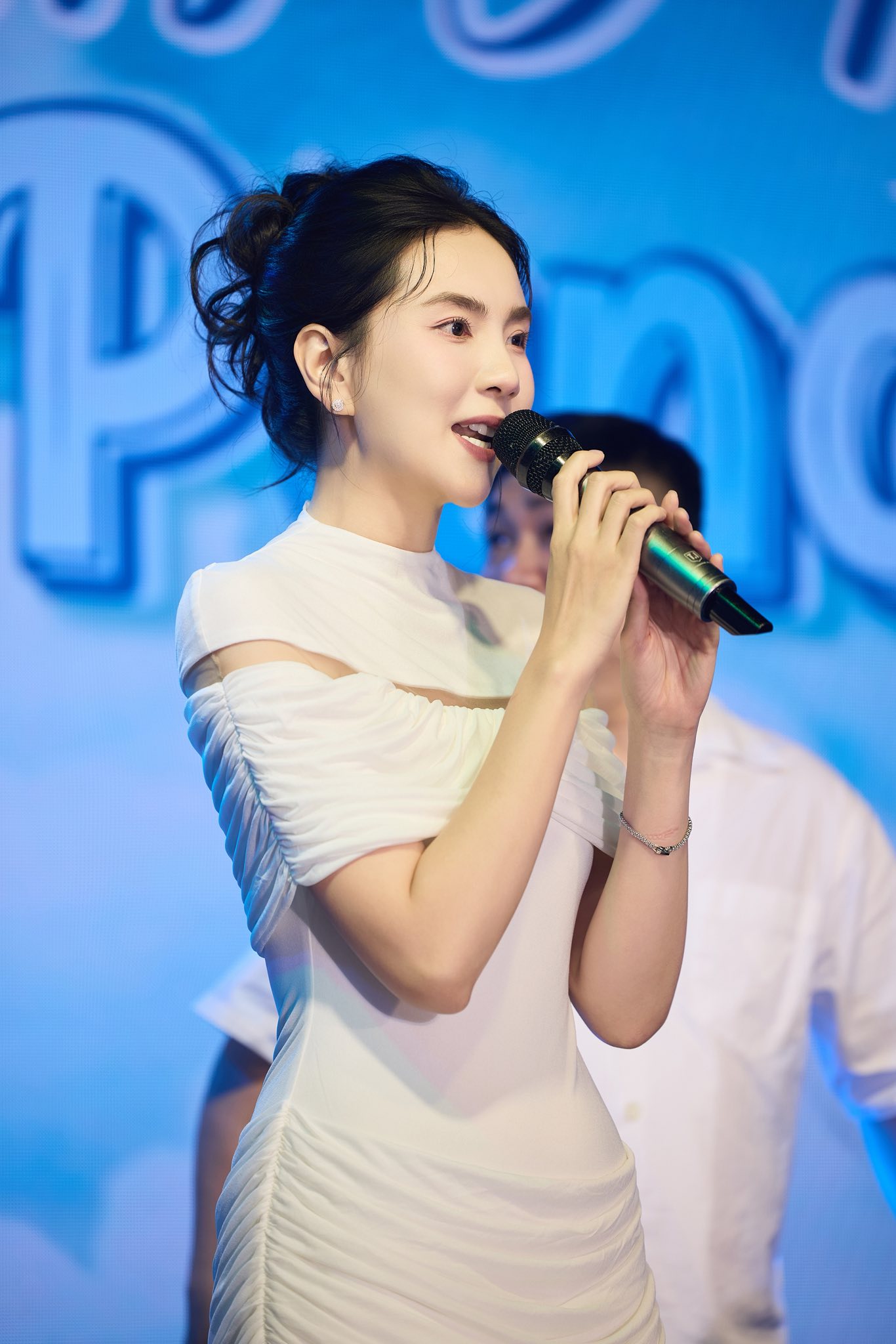 Con trai MC Mai Ngọc chọn 'cầm mic' trong tiệc sinh nhật 1 tuổi tại Bắc Ninh - Ảnh 5.