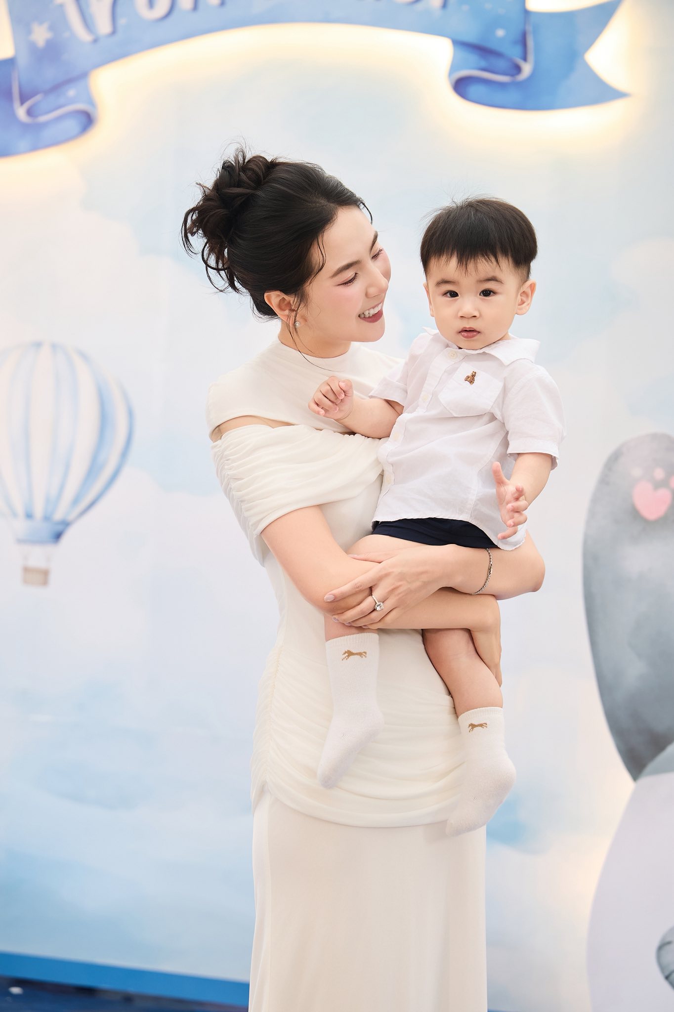 Con trai MC Mai Ngọc chọn 'cầm mic' trong tiệc sinh nhật 1 tuổi tại Bắc Ninh - Ảnh 2.