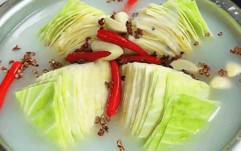 Giải ngấy m&acirc;m cơm ng&agrave;y n&oacute;ng với m&oacute;n bắp cải ng&acirc;m chua cay: Chỉ để qua đ&ecirc;m l&agrave; c&oacute; ngay cực phẩm - Ảnh 3.